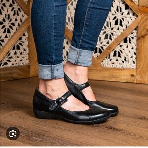 Dansko Fawna Mary Janes in Black leather like new